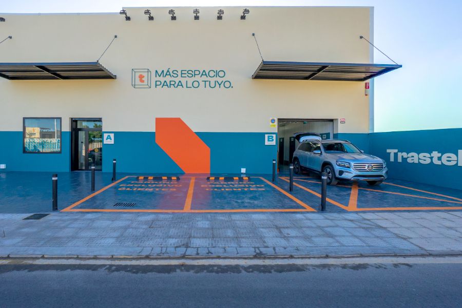 Fachada y accesos A y B